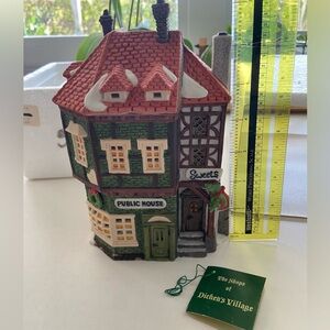 Heritage Village Collection Public House Limited Edition 2,925/12,500 Christmas